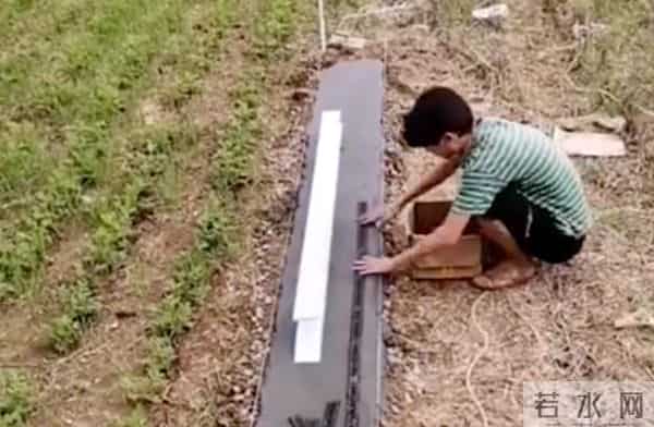 大学生在自家菜地里打造新基建