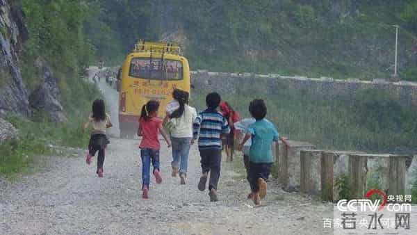 他大学毕业后,去偏远山区支教,月薪880元,他坚守11年,为啥?