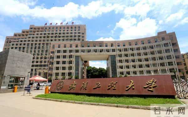 大学生寂寞成灾悲剧！湖北22岁大学生网游成瘾，沉溺网吧10年，归家5天后惨死