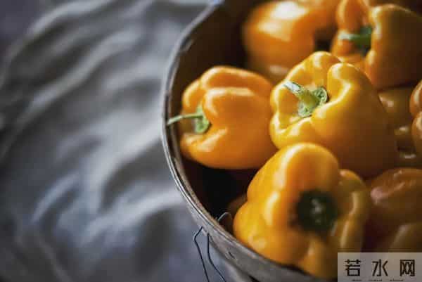 17C142维生素C是西红柿的近10倍 每天吃一个甜椒就够了