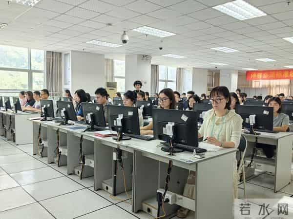 实拍高考阅卷现场