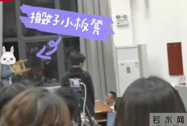 武汉大学的“恋爱公开课”，学生扒墙翻窗也要听，现场异常火爆