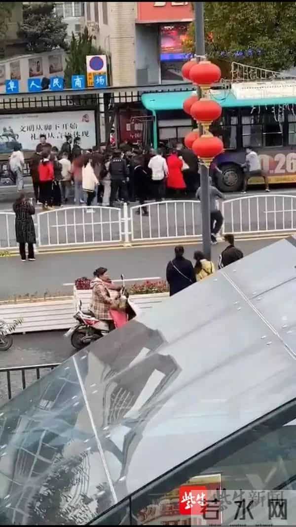 惊心动魄的一幕公交车撞上站台，两人被卷车底！现场出现惊心动魄的一幕