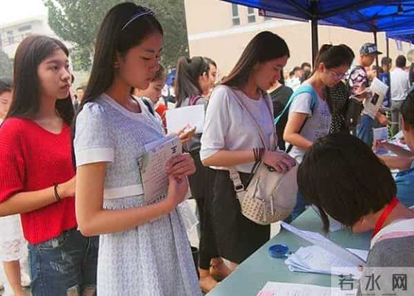 武汉大学的“恋爱公开课”，学生扒墙翻窗也要听，现场异常火爆