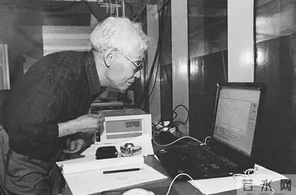 今天,这所高校网站变灰