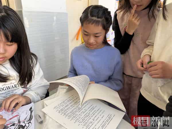 读书日是哪一日向同学推荐好书，还有学生尝试写“书”，小学读书节让书香弥漫校园