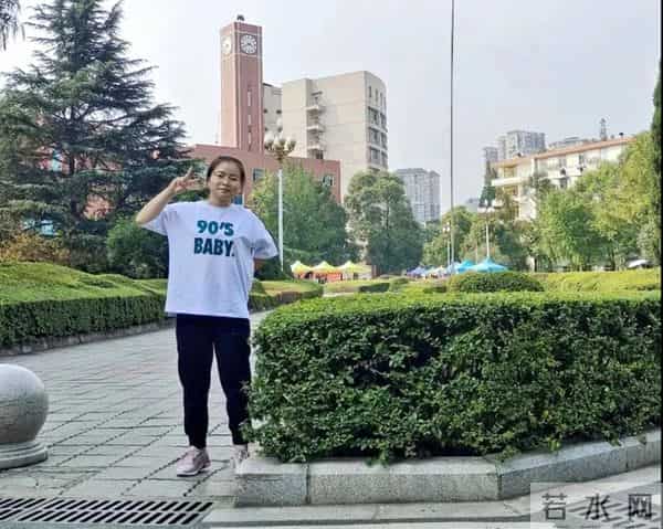 在教学楼里和学长