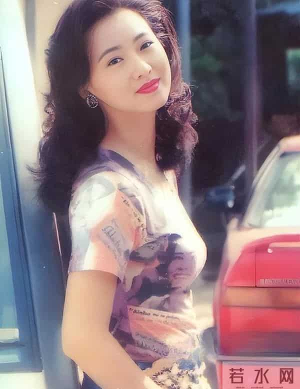 她是清华教授之女，拍三级片与父母决裂，如今再不让女儿进娱乐圈