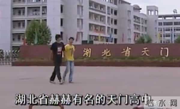 大学生寂寞成灾悲剧！湖北22岁大学生网游成瘾，沉溺网吧10年，归家5天后惨死