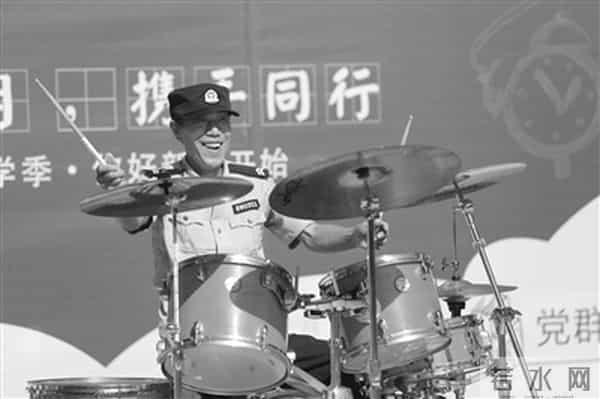 高校门卫大爷打架子鼓走红