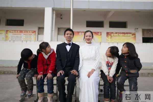 他大学毕业后,去偏远山区支教,月薪880元,他坚守11年,为啥?