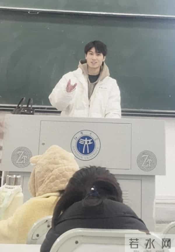 大学生暑期兼职抬钢筋、打螺丝、送外卖，22岁大学生坚持寒暑假打工挣生活费