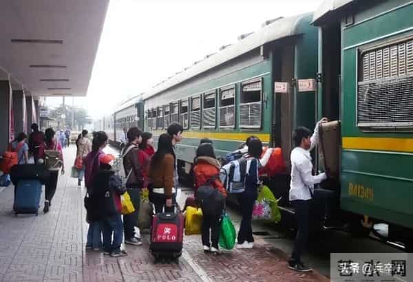 大学生寂寞成灾悲剧！湖北22岁大学生网游成瘾，沉溺网吧10年，归家5天后惨死