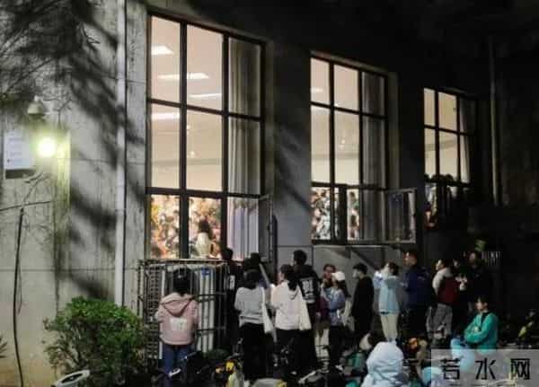 武汉大学的“恋爱公开课”，学生扒墙翻窗也要听，现场异常火爆