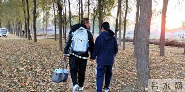 14岁青春期女儿初二住宿放学回家第11次,爸爸把女儿惹哭了