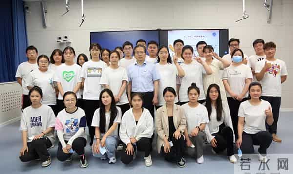 校长封银曼上台讲防疫抗疫思政课：同学，胸怀祖国奋进新时代