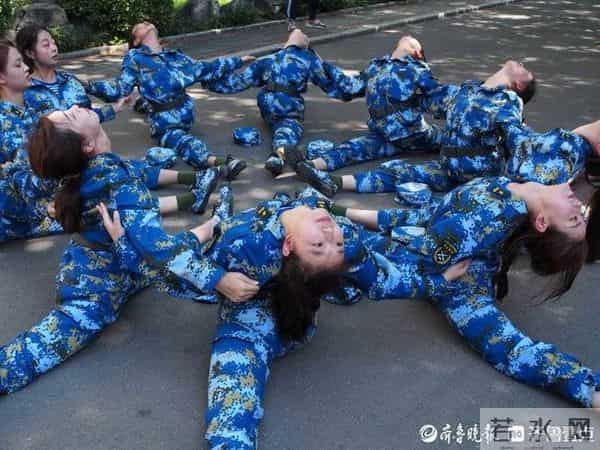 军训间隙练一字马,山东师大舞蹈新生首秀靓丽而精彩