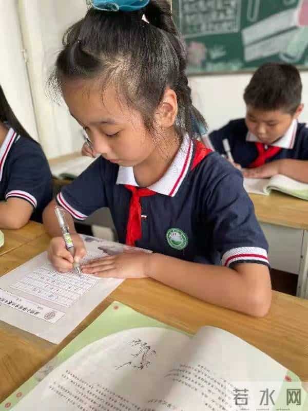 普通话诵百年伟业规范字手抄报