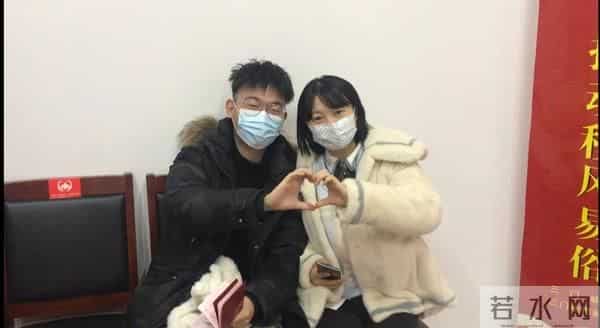 “marry me?”“yes!”扎堆领证!新人手写特殊字母记录“浪漫时刻”