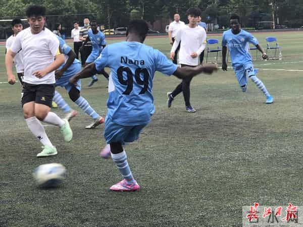 足球赛虽然只有90分钟，但友谊可以持续很久