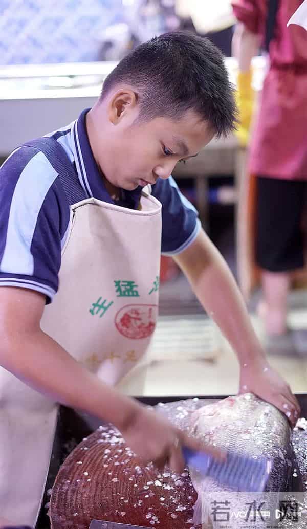 多地中小学喜提秋假,效果如何?“孩子放假、家长不休”这个难题怎么破?