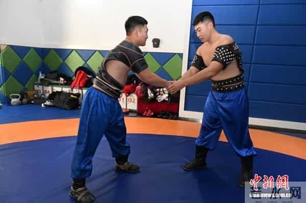 呼和浩特高校搏克课：学生从对抗中学会坚韧