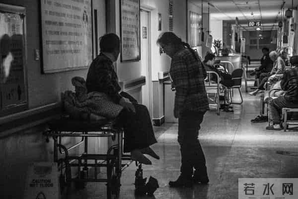 公司新来的00后秘书，第一天上班，就穿了黑丝和包臀裙