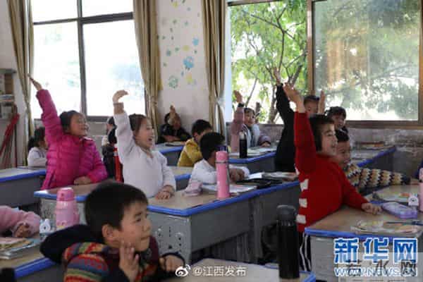 不离不弃 她是留守孩子的“老师妈妈”