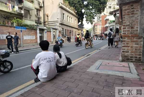 精选五首风格迥异、情感深邃的爱情巅峰之作，以飨文友