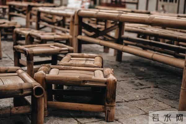 公司新来的00后秘书，第一天上班，就穿了黑丝和包臀裙