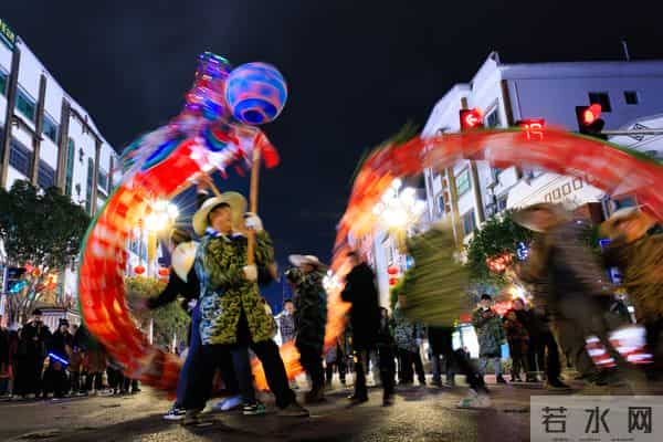 文化中国行·镜头里的非遗年｜“施秉龙灯”闹新春