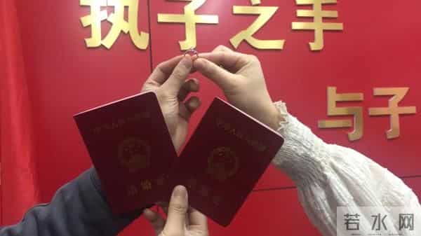 “marry me?”“yes!”扎堆领证!新人手写特殊字母记录“浪漫时刻”