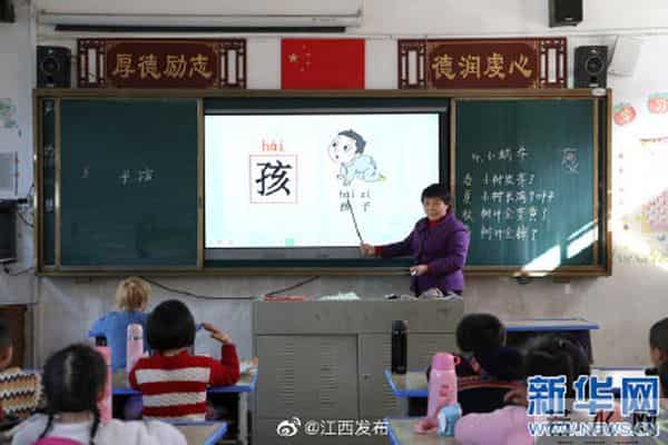 不离不弃 她是留守孩子的“老师妈妈”