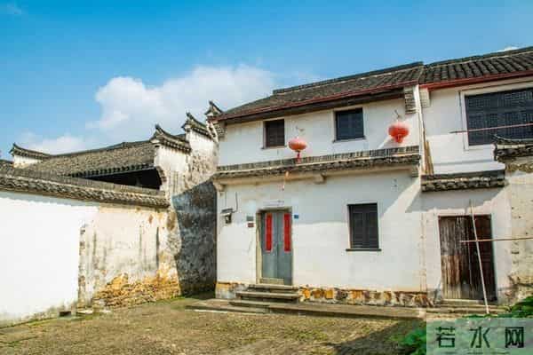 公司新来的00后秘书，第一天上班，就穿了黑丝和包臀裙