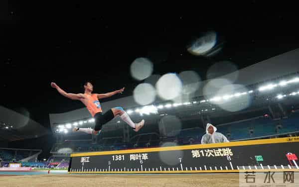 全运会丨舒衡夺得田径男子跳远冠军