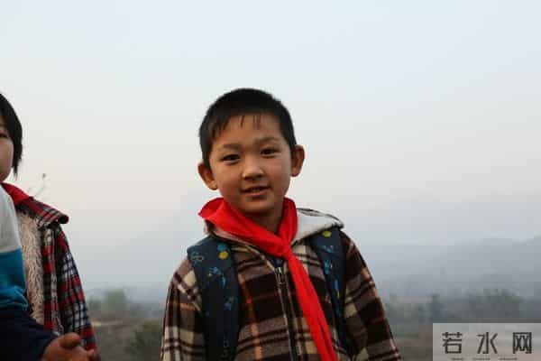 和25岁女秘书在办公室加班,她突然关了灯,黑暗中只剩喘息声