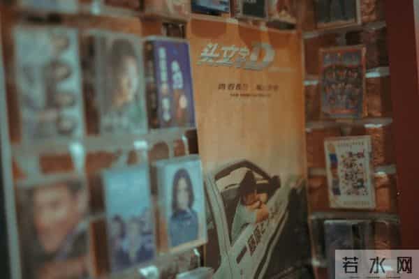 和25岁女秘书在办公室加班,她突然关了灯,黑暗中只剩喘息声