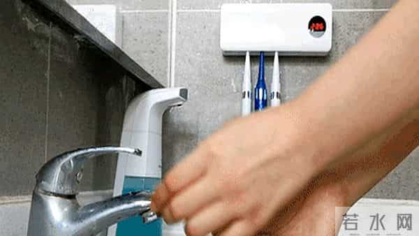 冲厕时一定要“盖上马桶盖”！小心在这3个地方“养细菌”