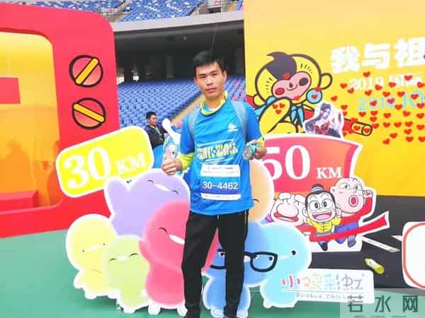 一年从山上背下300多麻袋垃圾!80后程序员和小伙伴们的另类年终述职报告