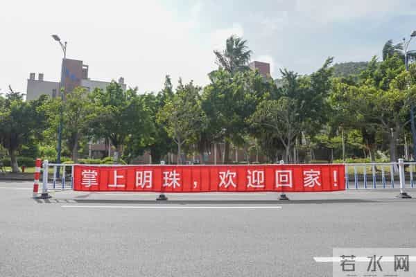 刷屏了！开学季最暖高校横幅来袭，学生：戳中我的小心脏