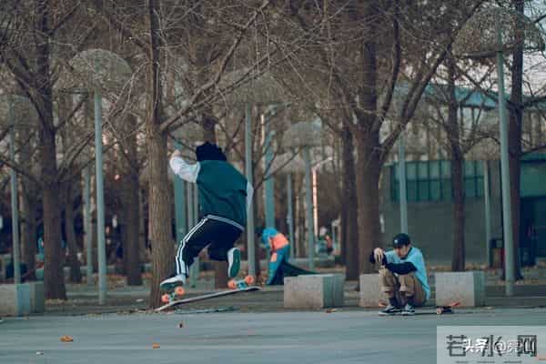 精选五首风格迥异、情感深邃的爱情巅峰之作，以飨文友