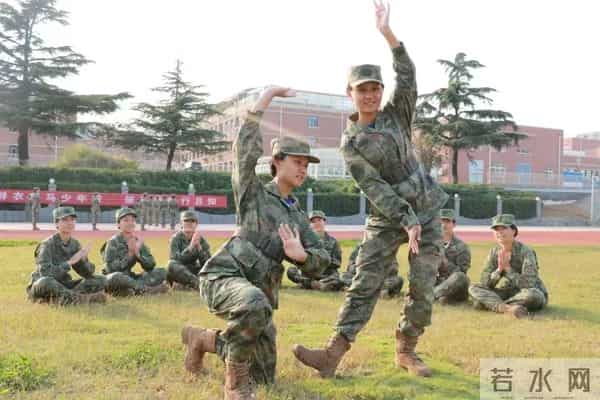 复制粘贴的飒!军中“姐妹花”