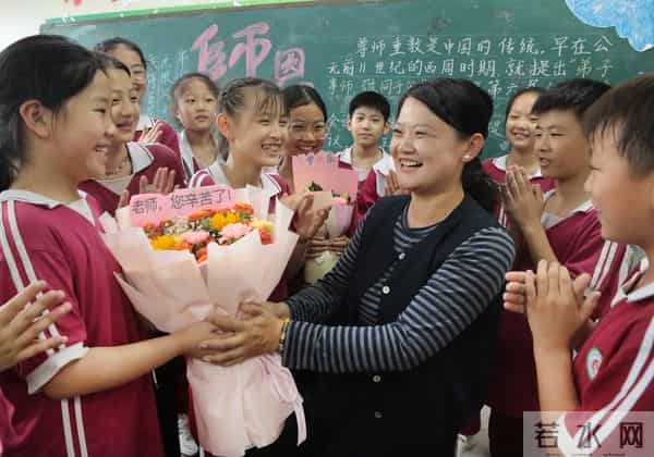 图集｜河南多地欢庆教师节 童心祝福感念师恩