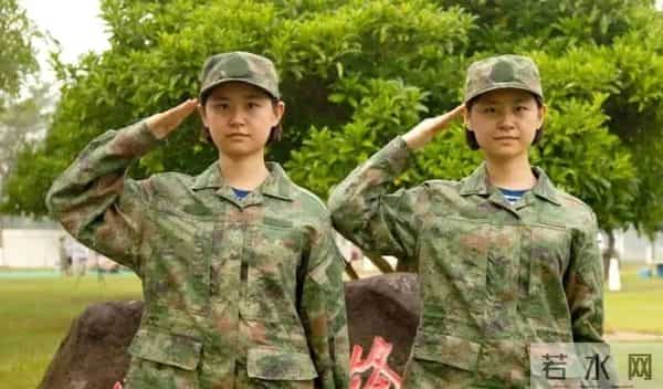 复制粘贴的飒!军中“姐妹花”