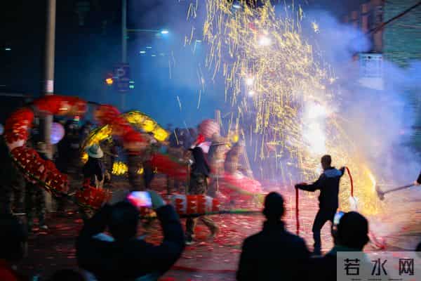 文化中国行·镜头里的非遗年｜“施秉龙灯”闹新春