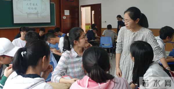 储殷教授解读英语的重要性，指出三点事实，家长听后内心五味杂陈