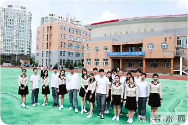 初中期中质量分析总结暨表彰会上，校长讲话：针对我校实际情况，