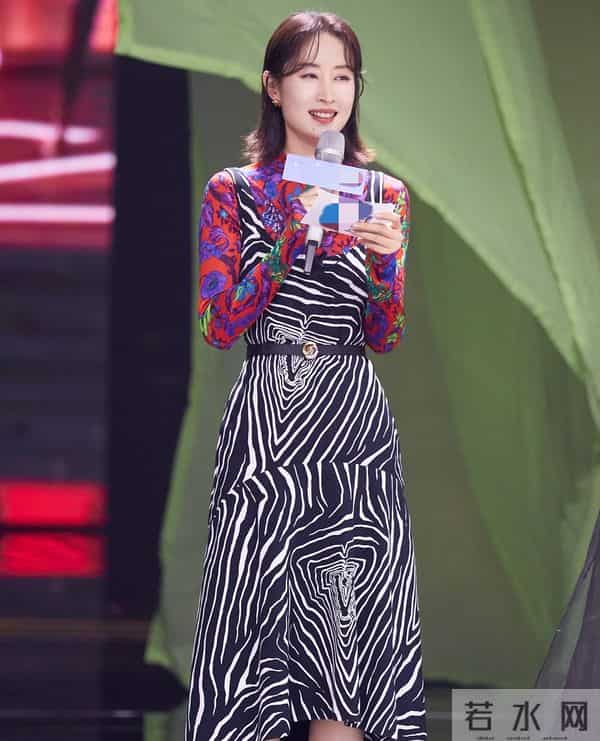 刘敏涛跨界当主持，亲手写串词手卡太用心！网友：字正腔圆赛春晚