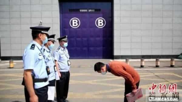 “将刑期变学期”，他在刑满释放前通过了法律本科论文答辩