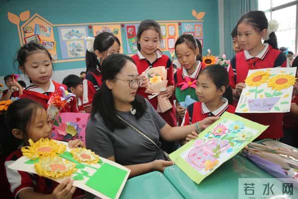 图集｜河南多地欢庆教师节 童心祝福感念师恩